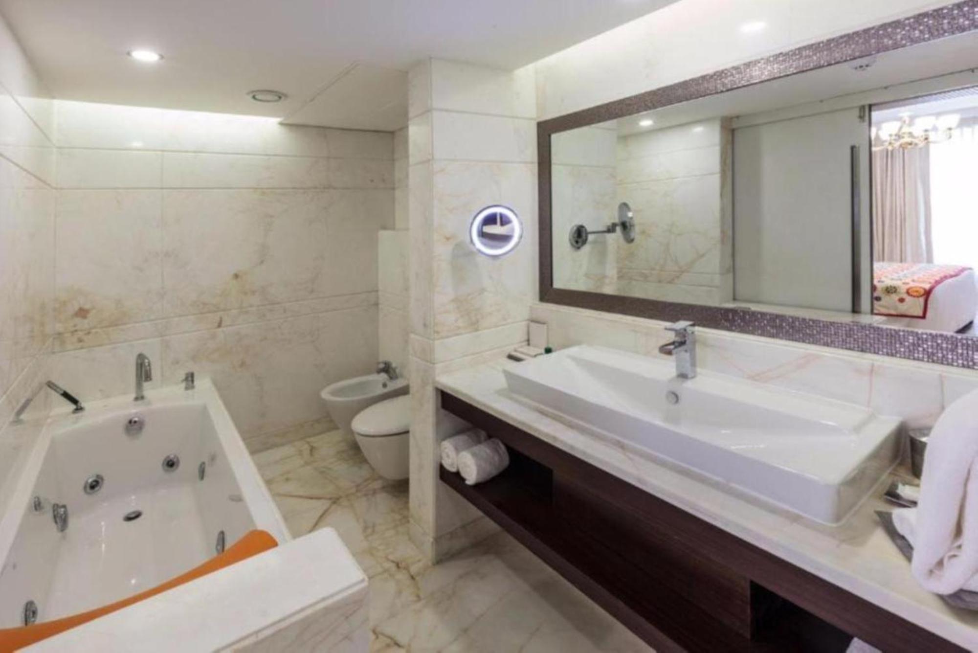 Hotel Seven Inn Near Delhi Airport Nueva Delhi Exterior foto